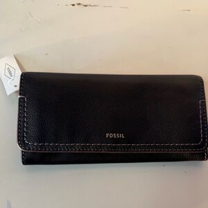 Fossil Leather Louise Flap Clutch Wallet in black. NWT
